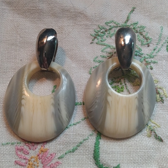 Fab Swirled Artsy Vintage Gray Ivory Lucite Doorknocker Earrings Silver Pierced - Picture 1 of 4